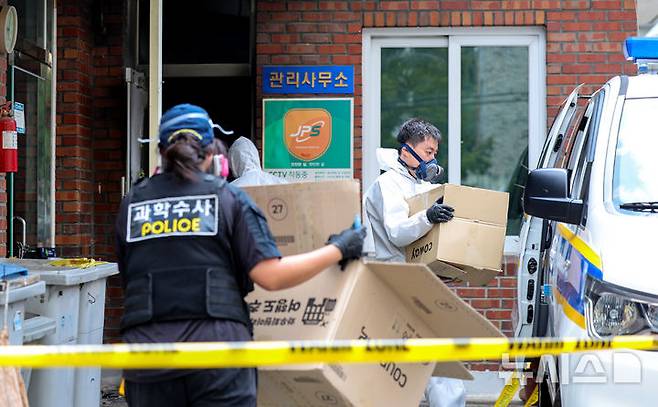 [경산=뉴시스] 이무열 기자 = 23일 오전 8시 29분께 경북 경산시 사동의 한 아파트 관리사무소 폭발 추정 사고 현장에서 과학수사대가 감식을 마친 뒤 나오고 있다. 2026.07.23. lmy@newsis.com