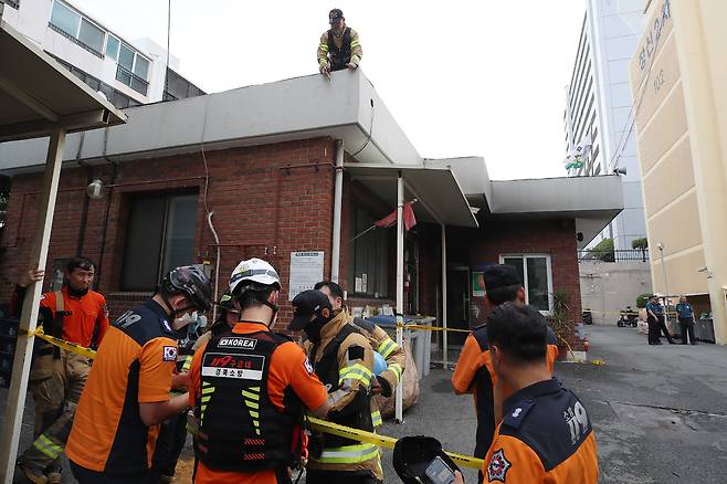 지난 23일 오전 경북 경산시 사동 한 아파트 관리사무소에서 방화 추정 화재가 발생해 경찰과 소방 당국이 현장을 통제하고 사고 원인과 경위를 조사하고 있다. 경산=뉴스1