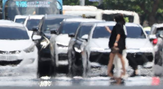 절기상 가장 덥다는 대서(大暑)인 지난 23일 울산에 이틀째 폭염경보가 발효 중인 가운데 남구 한 도로에 지열로 인한 아지랑이가 피어오르고 있다. 2026.7.23. 연합뉴스