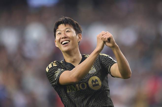 손흥민(LA FC)이 7월 25일 캘리포니아 로스앤젤레스 BMO 스타디움에서 열린 로스앤젤레스 FC와 스포팅 캔자스시티의 MLS 경기 도중 팀의 선제골을 넣은 뒤 세리머니를 하고 있다. AFP 연합뉴스