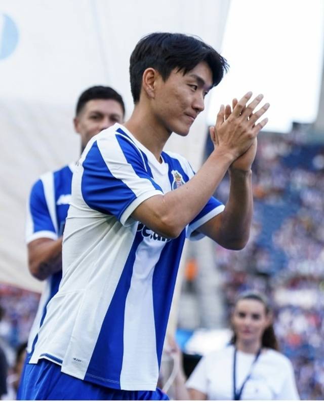 홈 팬들에게 인사하는 황인범. /사진=FC포르투 SNS