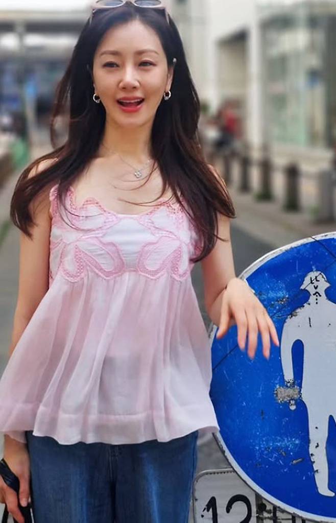 Actress Oh Na-ra showed off her unchanging youthful appearance by sharing photos taken during her travels on her social media. Oh Na-ra captivated attention with her smooth skin and bright smile, which make it hard to believe she is 51 years old.In the released photos, Oh Na-ra showcased a pure yet trendy fashion style by pairing a pink sleeveless top with wide-leg denim pants. Adding a touch of flair with sunglasses, she displayed a cheerful demeanor amidst the relaxed atmosphere of her travel destination.Born in 1974, Oh Na-ra receives much attention for maintaining her youthful looks through rigorous self-care. She has been in a public relationship for 25 years with Kim Do-hoon, a former actor turned professor.