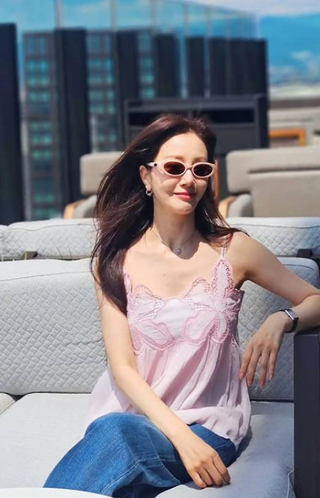 Actress Oh Na-ra showed off her unchanging youthful appearance by sharing photos taken during her travels on her social media. Oh Na-ra captivated attention with her smooth skin and bright smile, which make it hard to believe she is 51 years old.In the released photos, Oh Na-ra showcased a pure yet trendy fashion style by pairing a pink sleeveless top with wide-leg denim pants. Adding a touch of flair with sunglasses, she displayed a cheerful demeanor amidst the relaxed atmosphere of her travel destination.Born in 1974, Oh Na-ra receives much attention for maintaining her youthful looks through rigorous self-care. She has been in a public relationship for 25 years with Kim Do-hoon, a former actor turned professor.