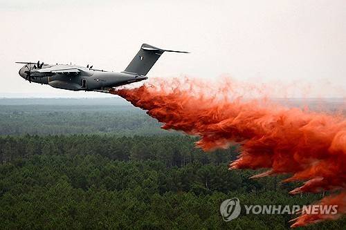 25일 산불 진화 작업에 투입된 프랑스 군 수송기 [AFP=연합뉴스. 재판매 및 DB 금지]