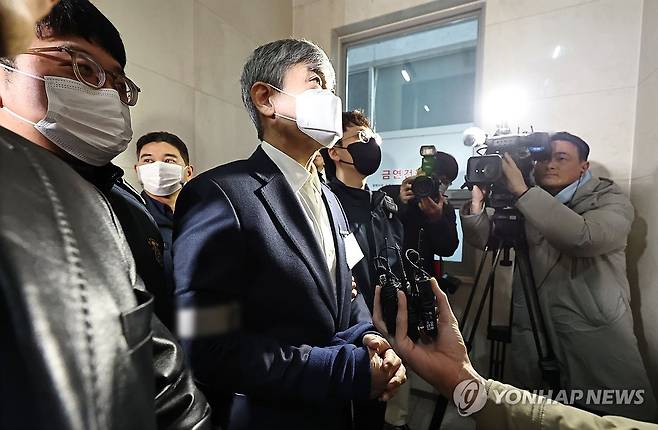 조태용 전 국정원장, 해병특검 출석 (서울=연합뉴스) 김인철 기자 = 직무유기 및 국정원법상 정치중립 위반 등 혐의로 구속된 조태용 전 국가정보원 원장이 18일 서울 서초구 순직해병특검 사무실에 조사를 받기 위해 출석하고 있다. 2025.11.18 yatoya@yna.co.kr
