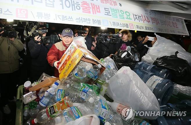 "제주 쓰레기 정책에 분노한다" 지난 2017년 1월 13일 쓰레기 정책에 분노하는 시민들'이 제주시청 인근 클린하우스에서 '쓰레기 산 만들기' 퍼포먼스를 벌이며 제주에서 시행되는 쓰레기 요일별 배출제에 대한 불만의 목소리를 표출하고 있다. [연합뉴스 자료사진]