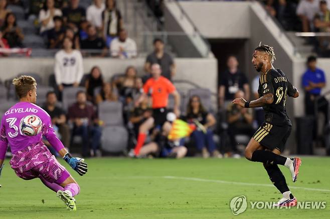 득점하는 LAFC의 드니 부앙가(오른쪽) [Kiyoshi Mio-Imagn Images/로이터=연합뉴스]