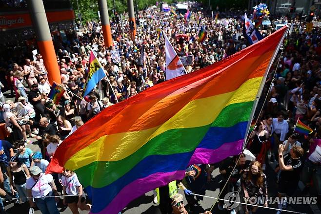 25일(현지시간) 독일 베를린 도심에서 열린 크리스토퍼 스트리트 데이(CSD) 행사 [AP=연합뉴스. 재판매 및 DB 금지]