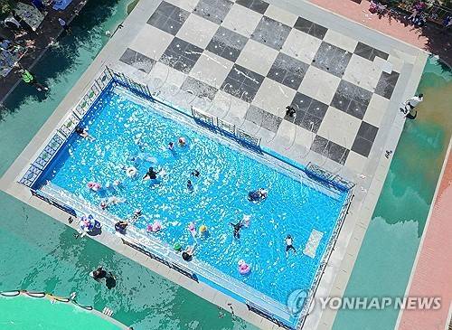 폭염중대경보 도시민의 피서법 (경산=연합뉴스) 박세진 기자 = 26일 폭염중대경보가 발효된 경북 경산시 남매공원 물놀이장에서 시민들이 무더위를 식히며 폭염을 견뎌내고 있다. 2026.7.26 psjpsj@yna.co.kr