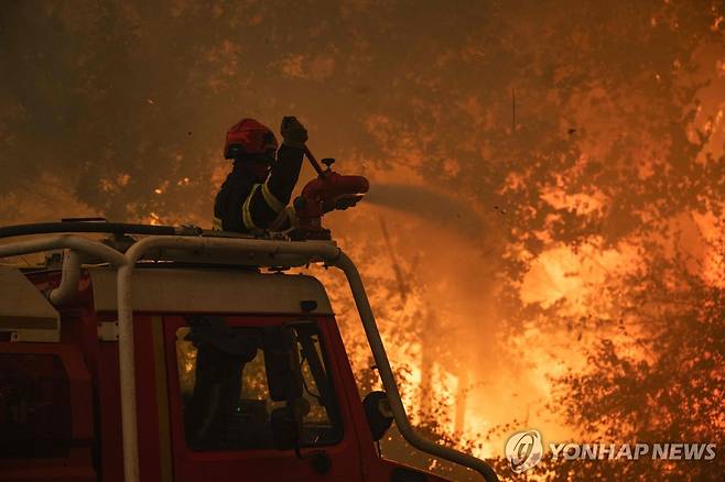 화재 진압 중인 프랑스 소방관 [AFP=연합뉴스. 재판매 및 DB 금지]