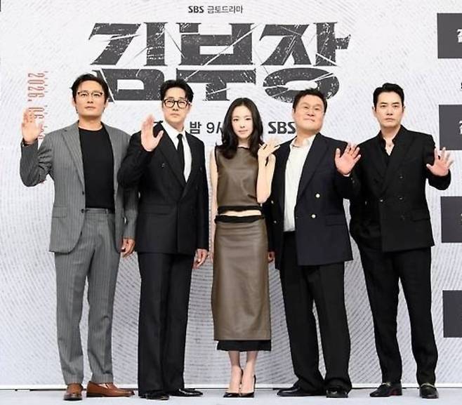 '김부장' 주연 배우들이 포즈를 취하고 있다. / 사진제공=SBS '김부장'