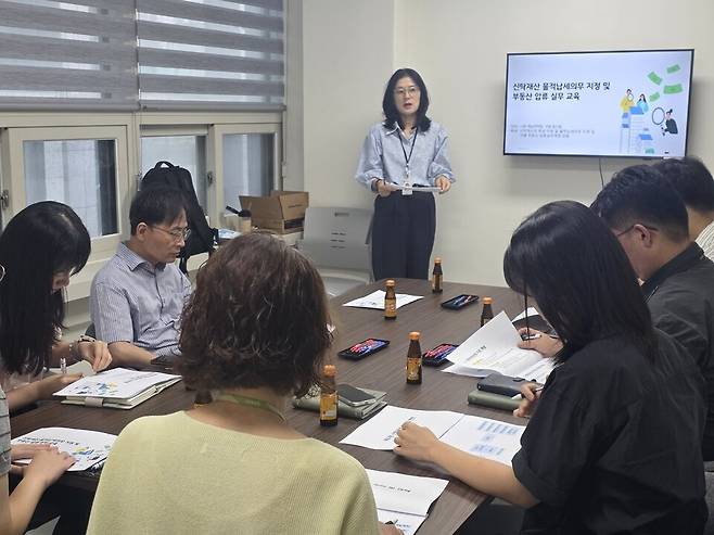 지난 21일 시는 4개 구청 세무과 징수팀장과 부동산 압류 담당자를 대상으로 '신탁재산 부동산 압류 담당자 역량강화교육'을 진행했다. <수원시 제공>