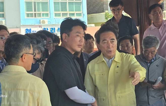 박수현 충남도지사가 26일 서산시 부석면 창리 일원을 방문해 어민 및 관계자들과 현장 점검을 하고 있다(사진=독자 제공)
