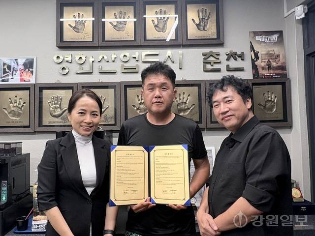 (사)은빛물고기와 M83영화종합촬영소는 24일 춘천 'M83영화종합촬영소' 사무실에서 2027드림키즈페스티벌 개최를 위한 업무협약을 체결했다. 왼쪽부터 반은경 (사)은빛물고기이사장, 문루도 M83영화종합촬영소대표, 김병주 (사)은빛물고기대표