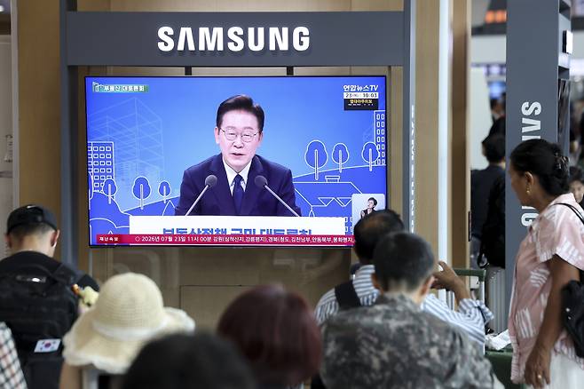23일 서울 용산구 서울역 대합실에 '부동산정책 국민 대토론회'가 생중계 되고 있다. 이날 이재명 대통령은 부동산 관련 대규모 토론회를 열고 국민들과 부동산 정책 방향을 논의한다. 정부는 이날 토론 결과를 최종 세제 개편안에 반영해 이르면 이달 말께 발표할 것으로 보인다. 고성준 기자 joonko1@(이투데이DB)