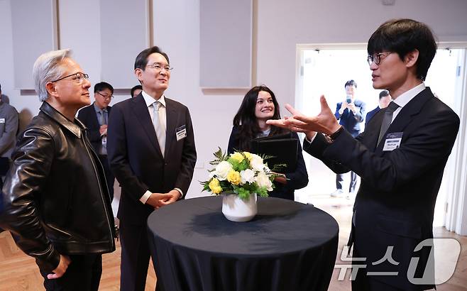 이재용 삼성전자 회장과 이해진 네이버 이사회 의장, 젠슨 황 엔비디아 CEO가 24일(현지시간) 미국 샌프란시스코 미드웨이에서 열린 AI 서밋에서 대화를 하고 있다. 2026.7.25 ⓒ 뉴스1 허경 기자