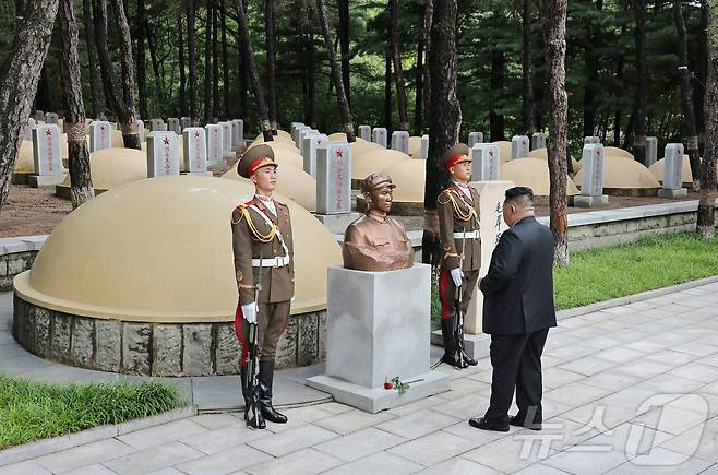 (평양 노동신문=뉴스1) = 북한 노동당 기관지 노동신문은 27일 김정은 노동당 총비서가 '전승절'(한국전쟁 정전협정체결일) 73주년을 맞아 전날 평안남도 회창군의 중국인민지원군열사릉원을 참배했다고 보도했다. [국내에서만 사용가능. 재배포 금지. DB 금지. For Use Only in the Republic of Korea. Redistribution Prohibited] rodongphoto@news1.kr