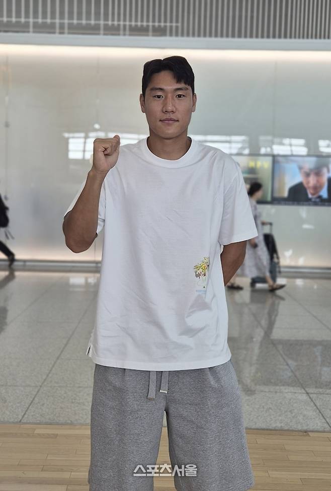 포항 이호재가 27일 인천공항에서 독일로 출국하기 전 포즈를 취하고 있다. 사진 | 인천공항=박준범기자