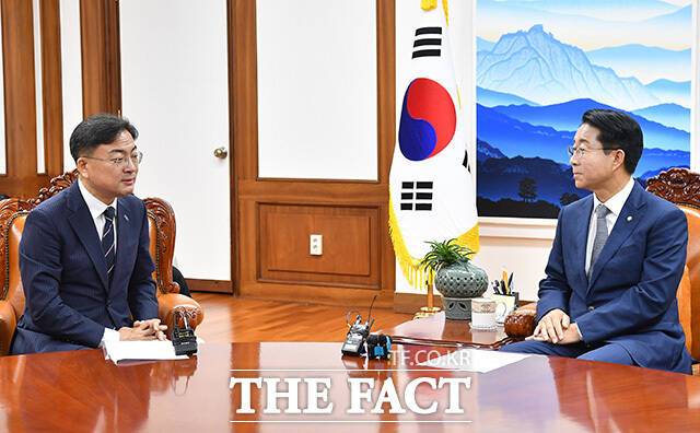 조정식 국회의장(오른쪽)과 대화 나누는 신장식 조국혁신당 대표.