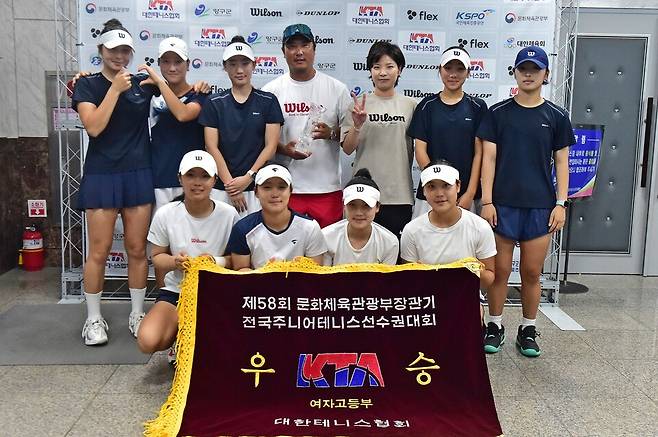 김종명 감독-전다원 코치가 이끄는 서울 중앙여고 선수들이 27일 문체부장관기 여고부 단체전 16연패 달성 뒤 시상식에서 포즈를 취하고 있다. 황서진 기자