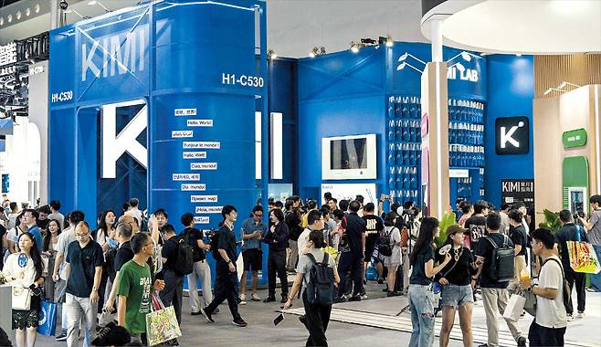 지난 18일 중국 상하이에서 열린 세계인공지능대회(WAIC)에서 관람객들이 중국의 인공지능(AI) 스타트업 ‘문샷’의 부스를 둘러보고 있다. 문샷은 이날 오픈소스 AI 모델 ‘키미(Kimi) K3’를 공개했다. 키미 K3는 미국의 최고 AI 모델과 유사한 성능을 보여 전문가들을 놀라게 했다. /AFP 연합뉴스