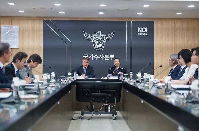 27일 서울 서대문구 경찰청 국가수사본부 회의실에서 열린 '경찰 수사 신뢰 제고를 위한 쇄신 태스크포스(TF)' 출범식에서 김남준 법무법인 시민 변호사와 유재성 경찰청장 직무대행(왼쪽부터)이 회의를 진행하고 있다. 경찰청 제공