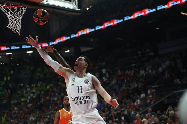 <yonhap photo-1139=""> epa12985021 Hezonja Mario of Valencia in action during the EuroLeague Basketball Final Four semi-finals match Valencia against Real Madrid, in Athens, Greece, 22 May 2026. EPA/GEORGIA PANAGOPOULOU/2026-05-23 04:43:35/ <저작권자 ⓒ 1980~2026 ㈜연합뉴스. 무단 전재 재배포 금지, AI 학습 및 활용 금지></yonhap>