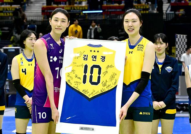은퇴 행사에 나선 김연경(왼쪽)과 김연경 유니폼 액자 전달한 양효진._[한국배구연맹 제공. 재판매 및 DB 금지]
