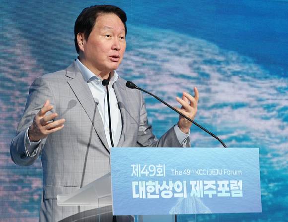 최태원 대한상의 회장 겸 SK그룹 회장이 지난 15일 제주 신라호텔에서 열린 제주포럼에서 개회사를 하고 있다. [사진=대한상의]