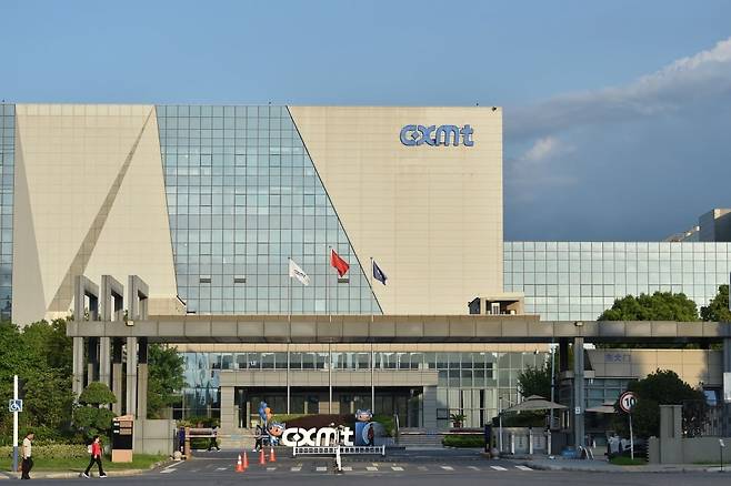 2026년 7월16일 중국 동부 안후이성 허페이에 있는 창신메모리테크놀로지(CXMT) 본사 앞을 사람들이 지나가고 있다. 중국은 인공지능(AI) 경쟁에서 경쟁력을 강화하기 위해 자국산 반도체 기술 육성에 힘을 쏟고 있다. /사진=AFP 연합