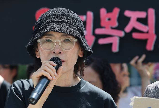 24일 서울 서초구 서울행정법원 앞에서 열린 지혜복 교사 부당해임 취소소송 선고결과에 대한 A학교 공대위 입장 발표 기자회견에서 해임 무효 판결을 받은 지혜복 교사가 발언을 하고 있다. 연합뉴스