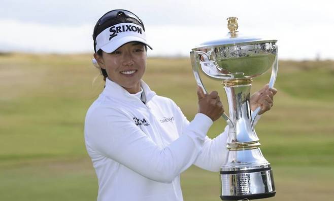신지은이 26일 영국 스코틀랜드 노스 에어셔 던도널드 링크스에서 끝난 LPGA 투어 ISPS 한다 스코틀랜드 여자오픈에서 우승한 뒤 트로피를 들고 기뻐하고 있다. AP=연합뉴스