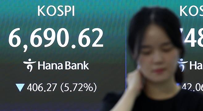 코스피 지수가 하루 만에 7000선을 반납한 지난 24일 서울 중구 하나은행 본점 딜링룸 전광판에 종가가 나오고 있다. [뉴스1]