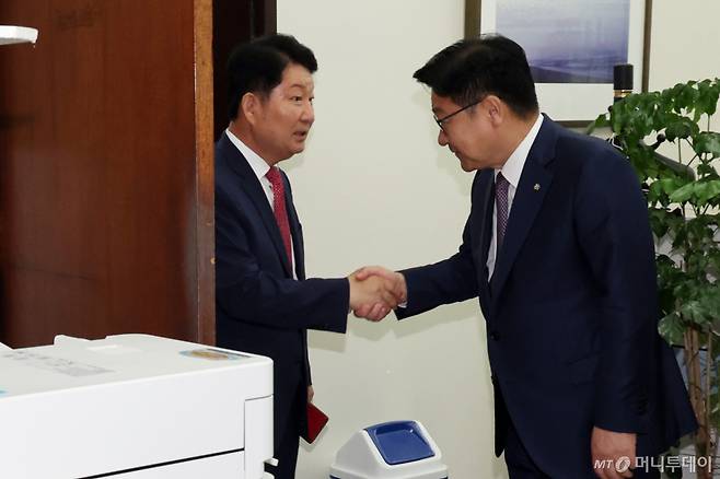 (서울=뉴스1) 황기선 기자 = '멱살 소동'을 일으킨 권영진 국민의힘 의원이 27일 오전 서울 여의도 국회 국민의힘 원내대표실에서 정점식 원내대표와 면담 후 악수를 나누고 있다.  2026.7.27/뉴스1  Copyright (C) 뉴스1. All rights reserved. 무단 전재 및 재배포,  AI학습 이용 금지. /사진=(서울=뉴스1) 황기선 기자