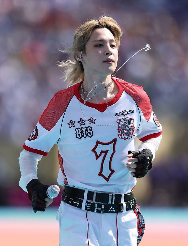 지난 19일 미국 뉴욕 뉴저지스태디움에서 열린 ‘2026 국제축구연맹(FIFA) 북중미 월드컵’ 결승전 하프타임 쇼에서 공연할 당시 방탄소년단(BTS) 지민의 모습. [AFP]
