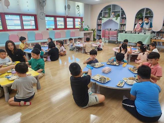 [울산=뉴시스] 울산 상진초 병설유치원 원아들이 24일 직장어린이집에서 만든 급식을 먹고있다.  (사진=울산시교육청 제공) 2026.07.27. photo@newsis.com *재판매 및 DB 금지