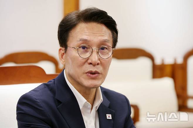 [세종=뉴시스] 배훈식 기자 = 김민석 더불어민주당 당 대표 후보가 27일 오전 세종시청을 찾아 조상호 시장과 면담하며 발언하고 있다. 2026.07.27. dahora83@newsis.com