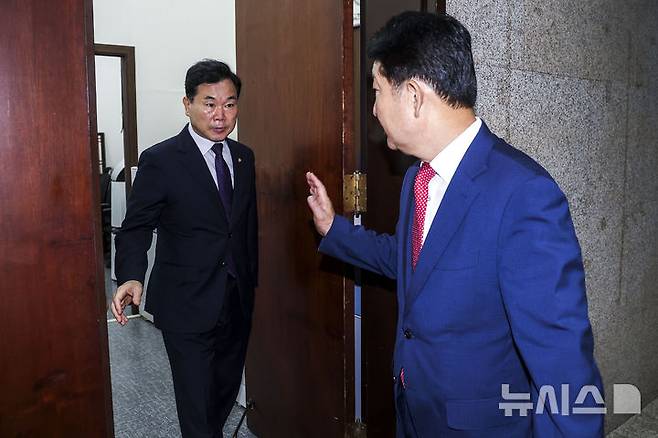 [서울=뉴시스] 정병혁 기자 = '원내대표 멱살잡이 항의' 논란 권영진 국민의힘 의원이 27일 서울 여의도 국회에서 정점식 원내대표와 김승수 원내운영수석부대표와 면담을 마친 뒤 인사를 하고 있다. 2026.07.27. jhope@newsis.com