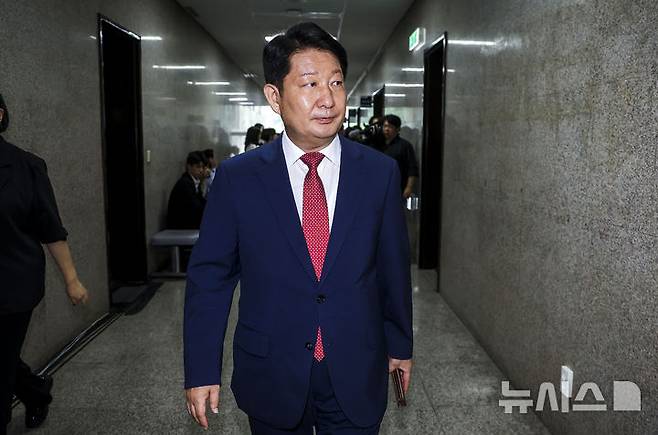 [서울=뉴시스] 정병혁 기자 = '원내대표 멱살잡이 항의' 논란 권영진 국민의힘 의원이 27일 서울 여의도 국회에서 정점식 원내대표와 김승수 원내운영수석부대표와 면담을 마친 뒤 이동하고 있다. 2026.07.27. jhope@newsis.com