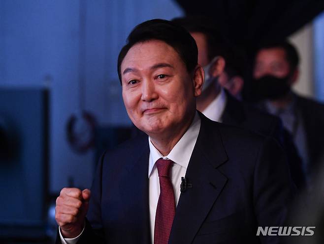[서울=뉴시스] 김선웅 기자 = 제20대 대통령 선거 과정에서 허위사실을 공표한 혐의로 기소된 윤석열 전 대통령이 1심에서 징역형의 집행유예를 선고받았다. 사진은 국민의힘 대선 후보 시절 윤 전 대통령이 지난 2022년 3월 2일 서울 여의도 KBS 본관에서 열린 중앙선거방송토론위원회 주관 제20대 대통령선거 후보 초청 3차 법정TV토론회에 들어서는 모습. (공동취재사진) 2026.07.27. photo@newsis.com