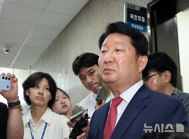 [서울=뉴시스] 최진석 기자 = 멱살 항의 소동 권영진 국민의힘 의원이 27일 여의도 국회에서 정점식 원내대표와 면담 후 발언하고 있다. 2026.07.27. myjs@newsis.com