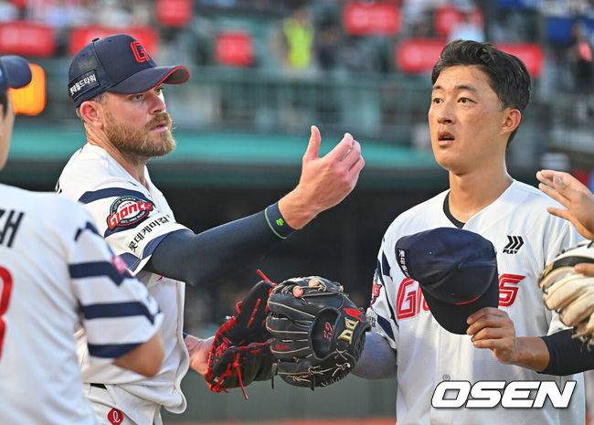 [OSEN=부산, 이석우 기자] 26일 부산 사직야구장에서 2026 신한 SOL KBO 리그 롯데 자이언츠와 KT 위즈의 경기가 열렸다. 홈팀 롯데는 비슬리가, 방문팀 KT는 사우어가 선발 출전했다.롯데 자이언츠 선발 투수 비슬리가 3회초 수비를 마치고 노진혁과 하이파이브를 하고 있다. 2026.07.26 / foto0307@osen.co.kr