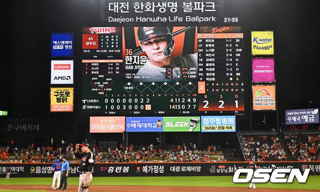 [OSEN=대전, 박준형 기자] 프로야구 한화 이글스가 LG 트윈스를 꺾고 위닝에 성공했다.&nbsp;한화는&nbsp;26일 대전 한화생명볼파크에서 열린 2026 KBO리그 LG와 경기에서 14-4로 크게 승리했다.&nbsp;4-4 동점인 8회 홈런 3방을 터뜨리며 10득점을 몰아치며 이겼다.&nbsp;8회말 한화가 10득점 기록된 전광판 .   2026.07.24 / soul1014@osen.co.kr