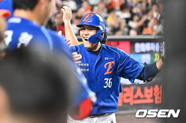 [OSEN=대전, 박준형 기자] 26일 대전한화생명볼파크에서 2026 신한은행 SOL KBO리그 한화 이글스와 LG 트윈스의 경기가 진행됐다.이날 경기에 한화는 짐머맨을, LG는 박시원을 선발투수로 내세웠다.8회말 1사 1,3루 한화 대타 한지윤이 3점 홈런을 날리고 동료들의 축하를 받고 있다.  2026.07.24 / soul1014@osen.co.kr