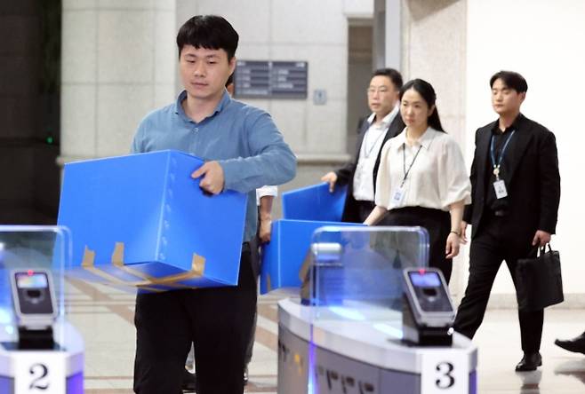 합수본, 중앙선관위 압수수색 종료 - 23일 압수수색을 마친 합동수사본부 관계자들이 과천 중앙선거관리위원회에서 나오고 있다. 투표용지 부족 사태 진상 규명을 위한 검경 합동수사본부는 이날 오전부터 경기도 과천시 중앙선관위와 송파구·강남구·서초구 선관위 등을 압수수색했다. 연합뉴스