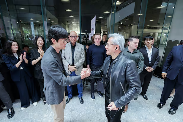 젠슨 황 엔비디아 최고경영자(CEO)와 이해진 네이버 이사회 의장이 지난달 8일 경기 성남시 분당구 네이버 사옥 1784에서 인사를 나누고 있다. 네이버 제공