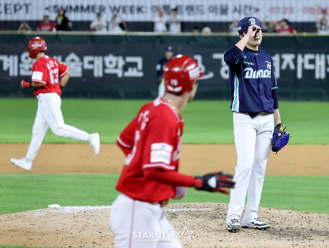 다이노스 임지민이 26일 인천SSG랜더스필드에서 열리는 2026KBO리그 SSG랜더스와 NC다이노스 경기 9회말 만루위기에서 세개의 밀어내기볼넷으로 5-5 동점을 허용하고 있다.  2026.07.26. /사진=강영조 cameratalks@