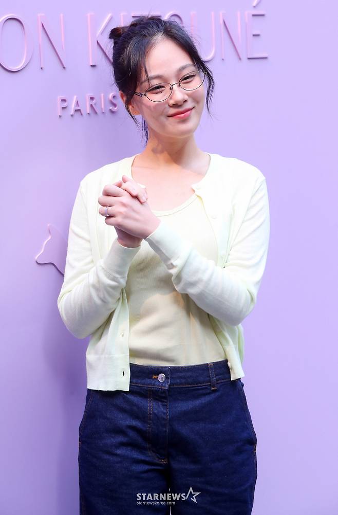 가수 겸 배우 비비가 29일 오후 서울 강남구 신사동 카페 키츠네에서 진행된 패션 브랜드 메종 키츠네 'Babyfox' 론칭 행사에 참석해 포즈를 취하고 있다. 2024.03.29 /사진=김창현