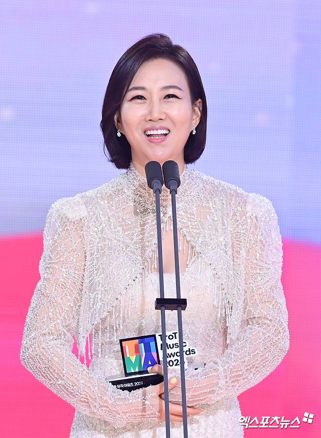 장윤정.