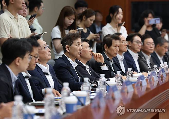 자산운용사 CEO들 2026년 7월13일 서울 금융투자협회에서 열린 단일종목 레버리지 ETF(상장지수펀드) 관련 금융감독원장-자산운용사 CEO 간담회의 모습 
[이지은 기자]